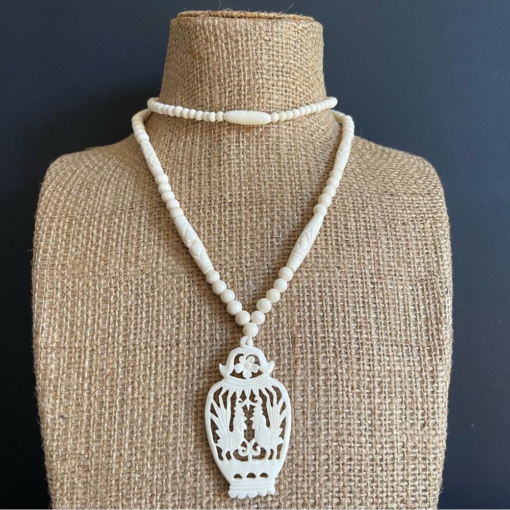 Elegant  Carved bone Pendant Bead Necklace. - Picture 2 of 8